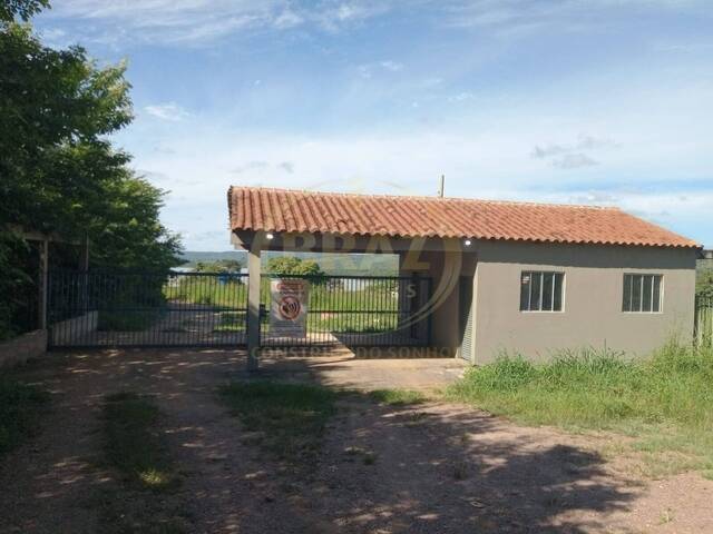 Chácara rural espaçosa com casa principal e de empregado.