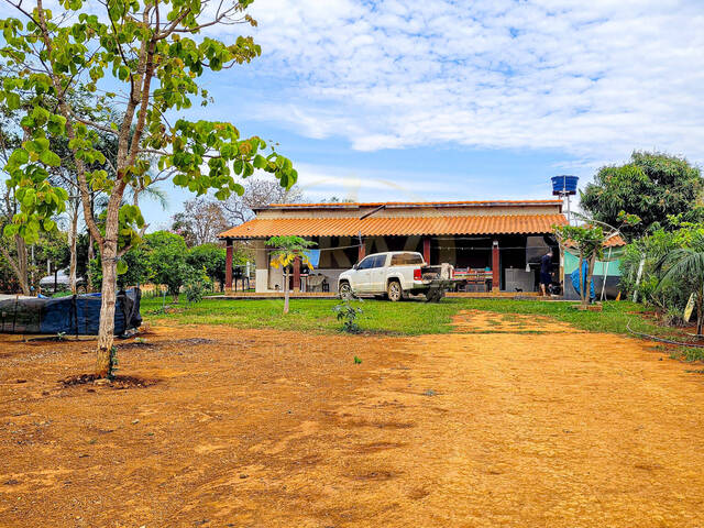 Chácara rural espaçosa com casa principal e de empregado.